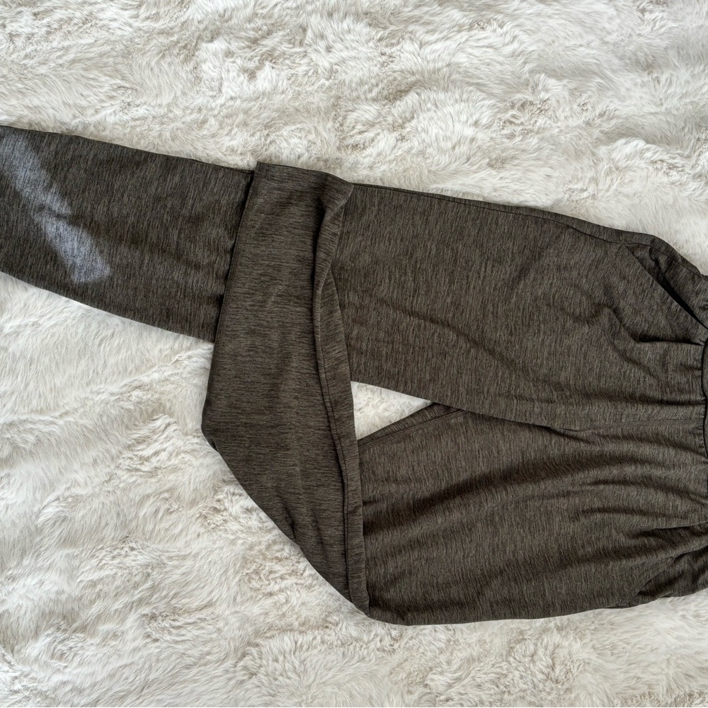 Vuori XS Heather Olive joggers. Loose with pockets - Picture 3 of 5